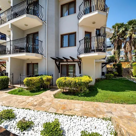 阿拉木图泻湖海滩酒店 3*